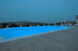 piscina interrata con illuminazione rgbu